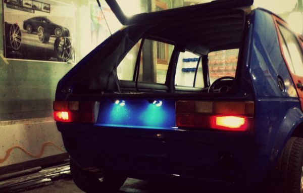 Старый VW Golf MK1 в автомастерской