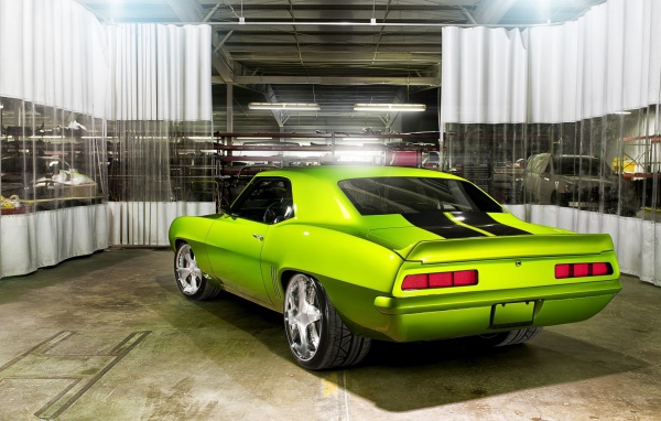 Старый зеленый автомобиль на реставрации