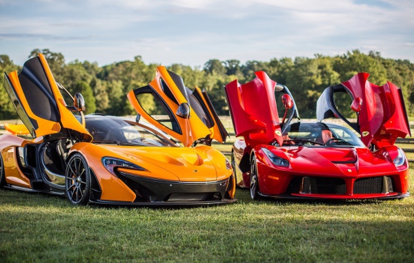 Красный Ferrari LaFerrari и оранжевый Макларен на газоне