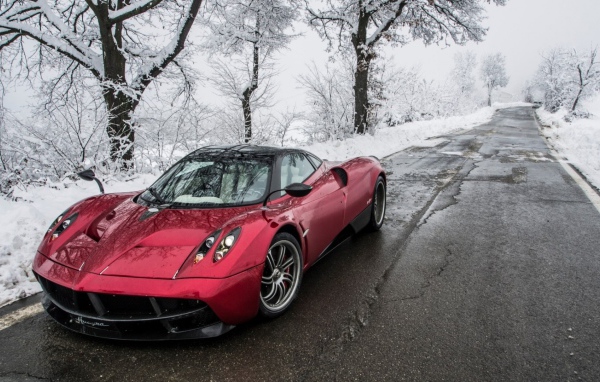 Красный Super Car на зимней дороге