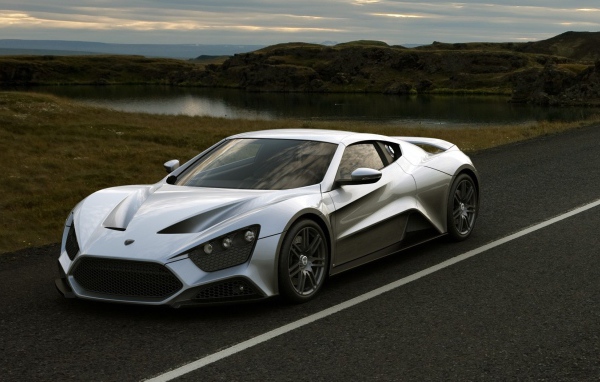 Серебристый автомобиль Zenvo ST1