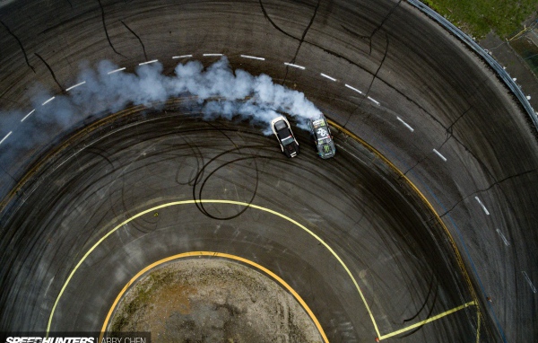 Дым от дрифтующих автомобилей