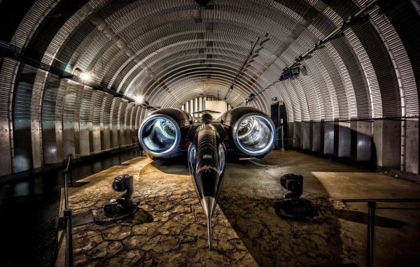Скоростной автомобиль Thrust SSC в ангаре