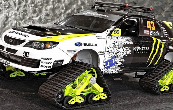 Автомобиль Subaru WRX на гусеничном ходу
