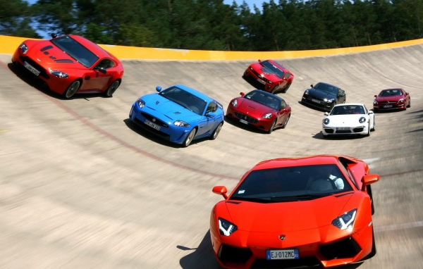Спортивные суперкары на изогнутой поверхности
