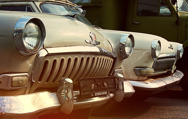 Два старых автомбиля марки Волга