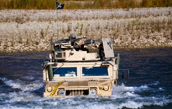 Военный Хаммер преодолевает водную преграду
