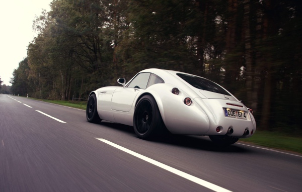 Белый Wiesmann на шоссе