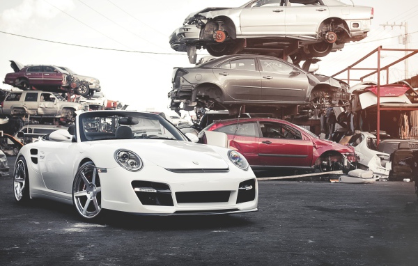 Белый кабриолет на свалке автомобилей