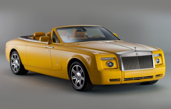 Желтый кабриолет с желтым кожаным салоном