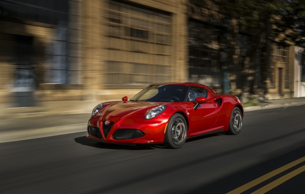 Красный Alfa Romeo 4C на улице