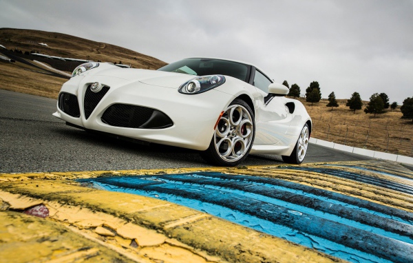 Спортивная машина Alfa Romeo 4C