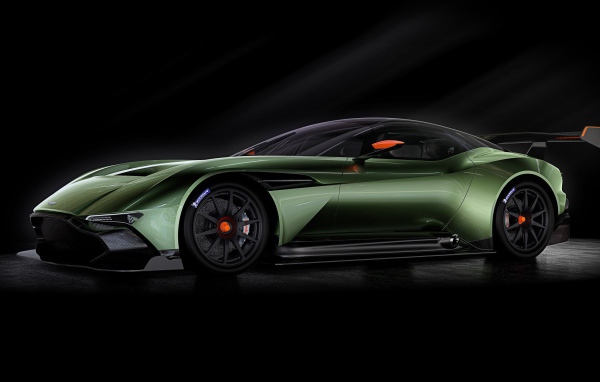Зеленый спортивный Aston Martin на черном фоне