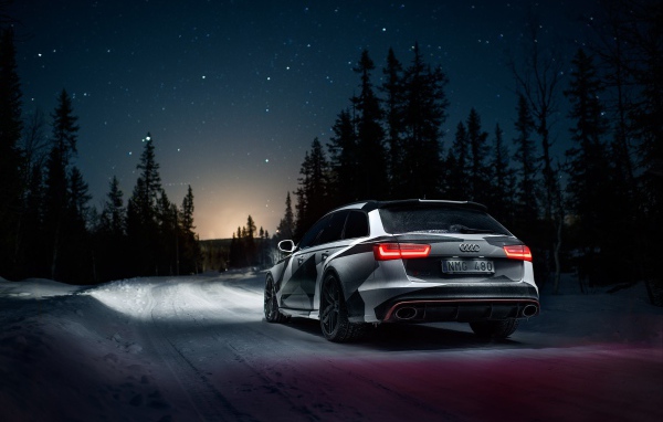 Audi RS6 Avant на ночной дороге