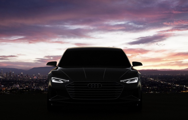 Силуэт черного Audi Prologue на фоне города