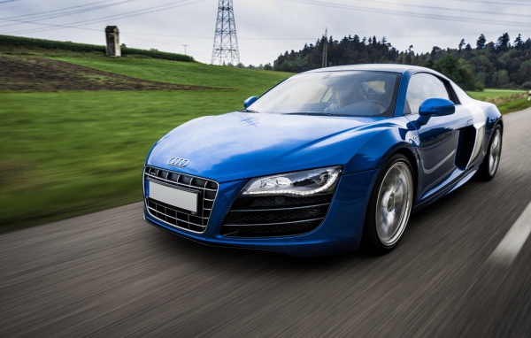 Быстрый синий Audi R8