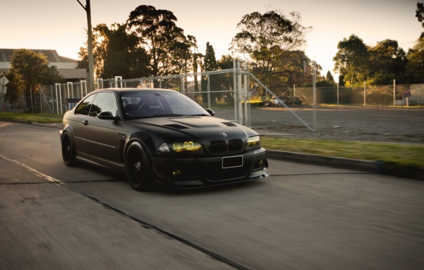 Черный BMW M3 E46 с желтыми фарами