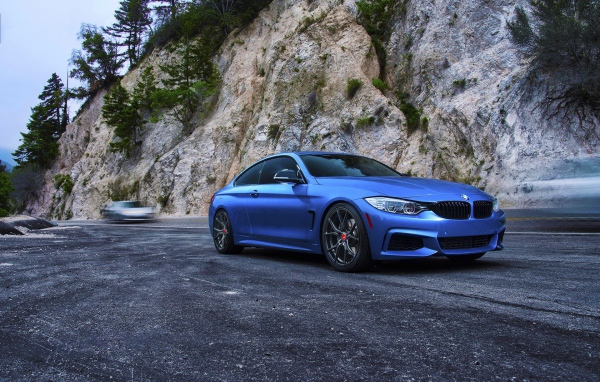 Голубой BMW M4 на фоне скалы