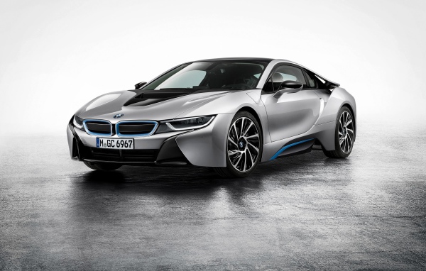 Серый автомобиль BMW i8