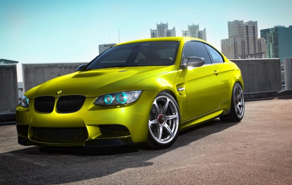 Желто зеленый БМВ в городе