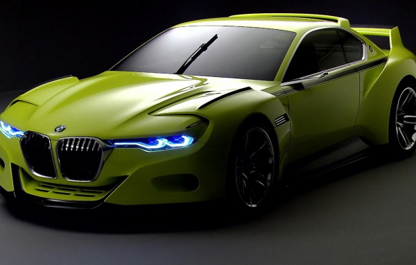 Светло зеленый БМВ, неоновые фары