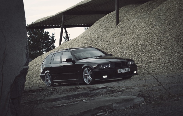 Старый BMW E28 у горы щебня