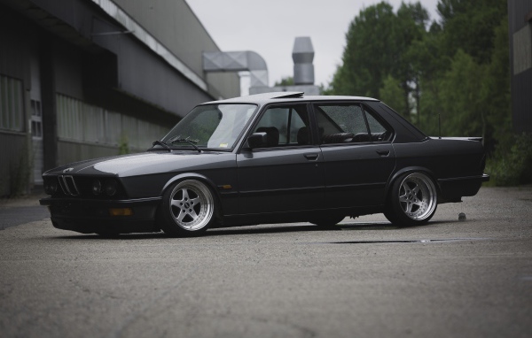 Старый черный BMW E28