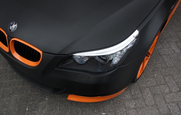 Оранжевые элементы в черном БМВ