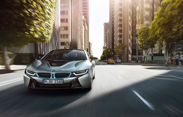 Быстрый БМВ на улице мегаполиса