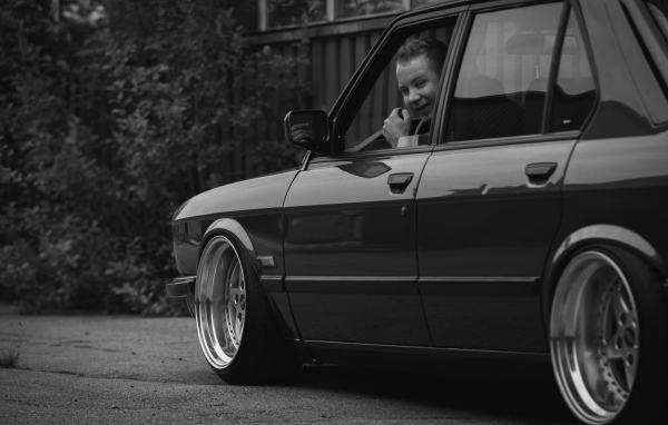 Водитель за рулем BMW E28