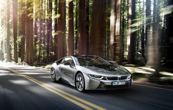 Новый BMW i8 на дороге в лесу