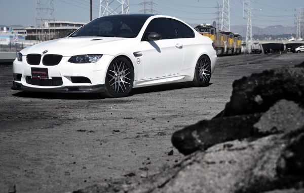 Белый БМВ на железнодорожной станции