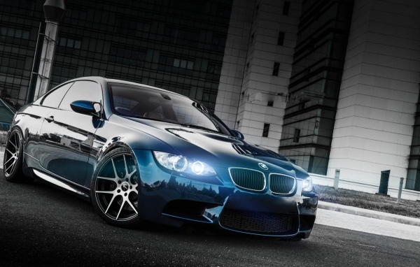 Черный BMW E92 M3 с неоновыми фарами