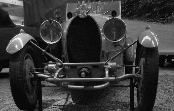 Старинный автомобиль Bugatti