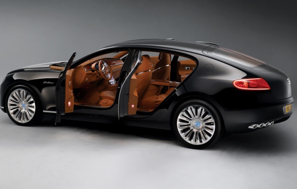 Черный автомобиль Bugatti 16C Galibier с коричневым салоном