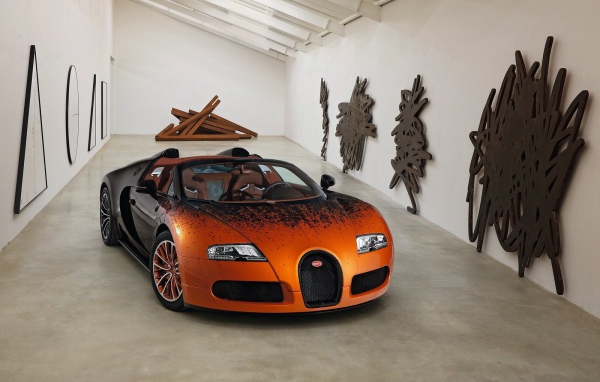 Кабриолет Bugatti Veyron в выставочном зале