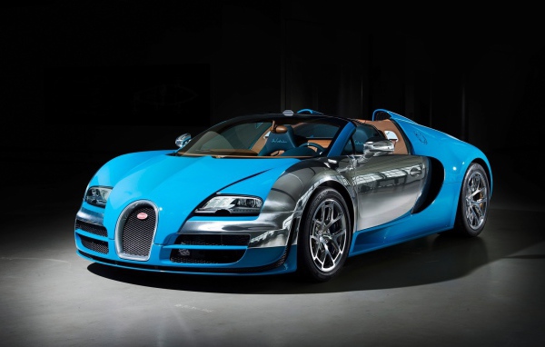 Голубой кабриолет Бугатти с серебристыми вставками