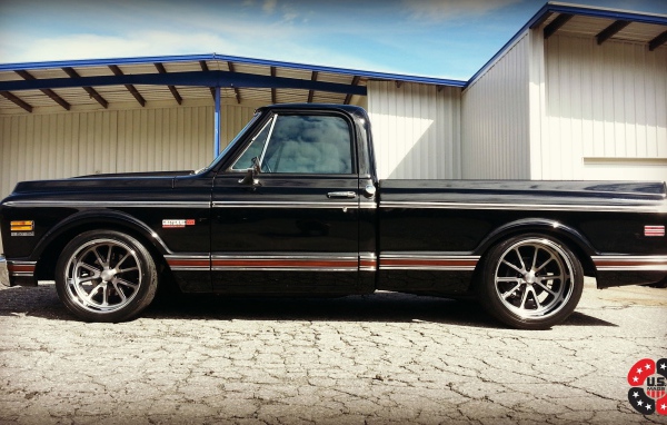 Черный пикап Chevy