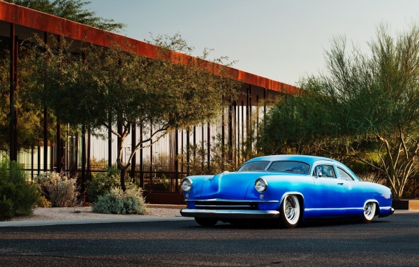 Старый автомобиль Chevrolet Kaiser