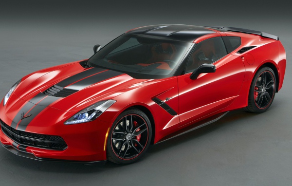 Красный Chevrolet Corvette Stingray на сером фоне