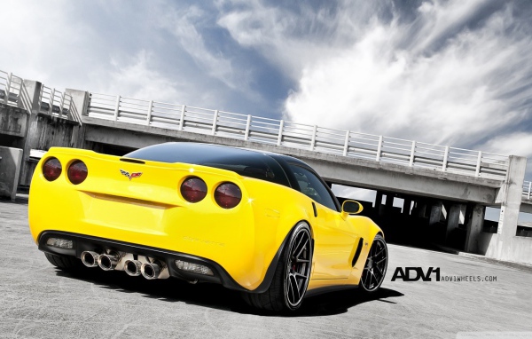 Желтый Chevrolet Z06 у моста
