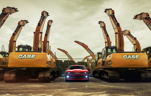 Chevrolet Camaro между экскаваторами