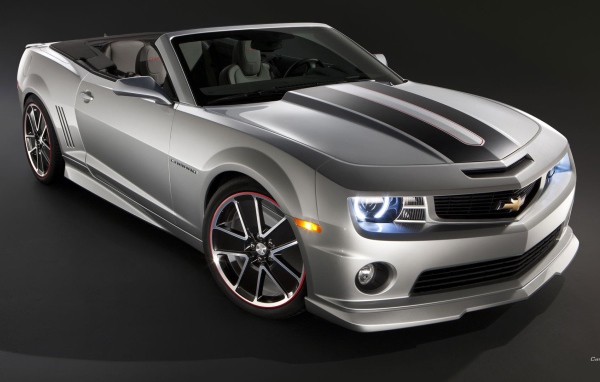 Серый кабриолет Chevrolet Camaro на сером фоне