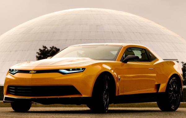 Желтый Chevrolet Camaro на фоне купола