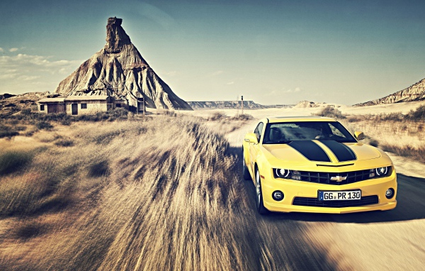 Желтый Chevrolet Camaro мчится по пустыне