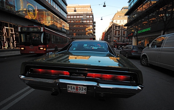 Автомобиль Dodge Charger RT 1969 года на городской улице