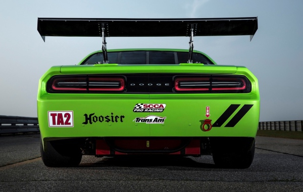 Зеленый Dodge Challenger SRT Trans-Am со спойлером