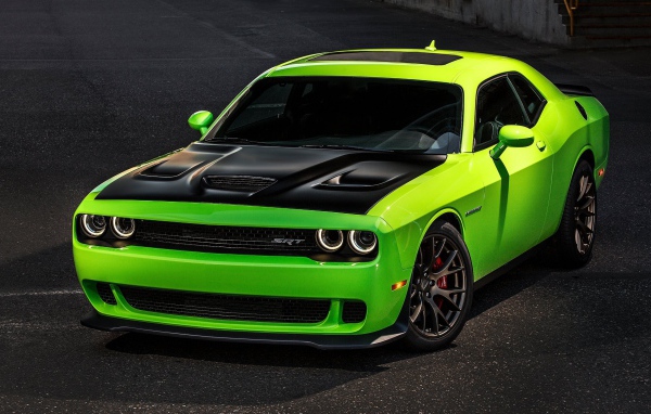 Зеленый Dodge Challenger с черным капотом