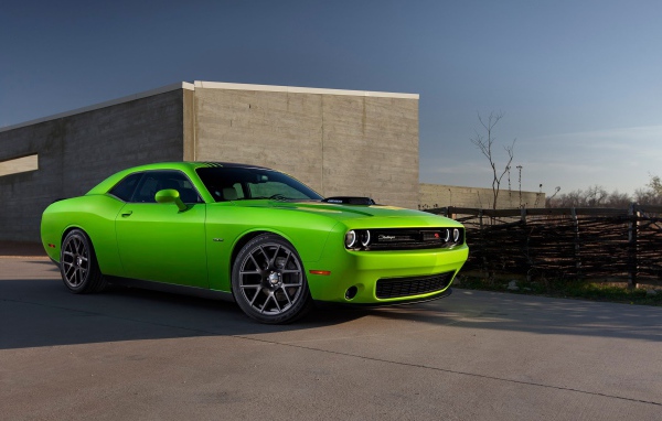 Зеленый спортивный Dodge Challenger Hellcat