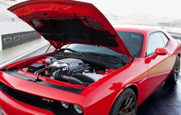 Под капотом красного Dodge Challenger